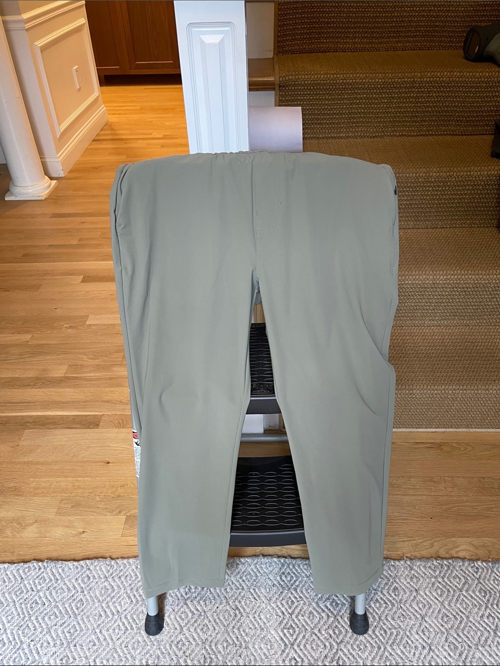 Vuori Women's Large Miles Stretch Ankle-Length Pants in Tan/Olive. Never worn.